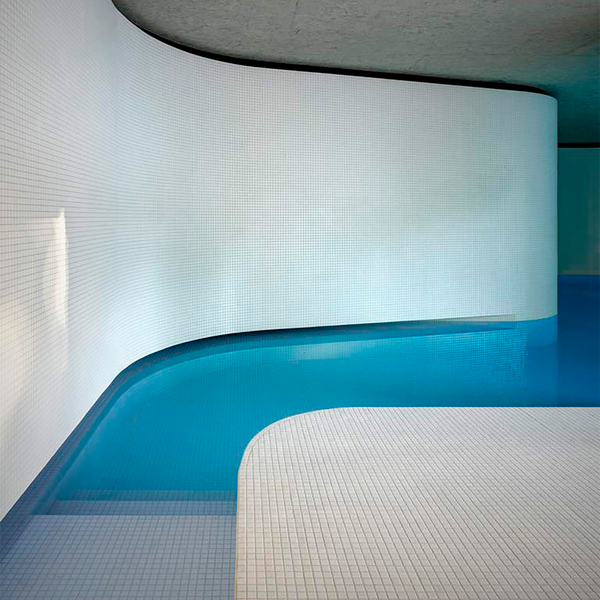 La piscina del roccolo con gresite blanco