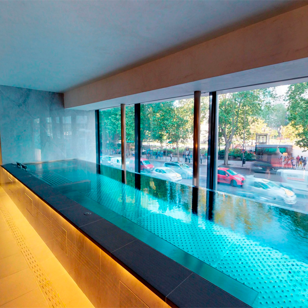 Piscina interior de hotel en acero inoxidable