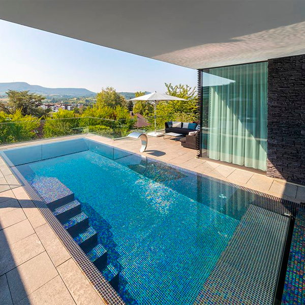piscina infinity con gresite multicolor y cascada decorativa