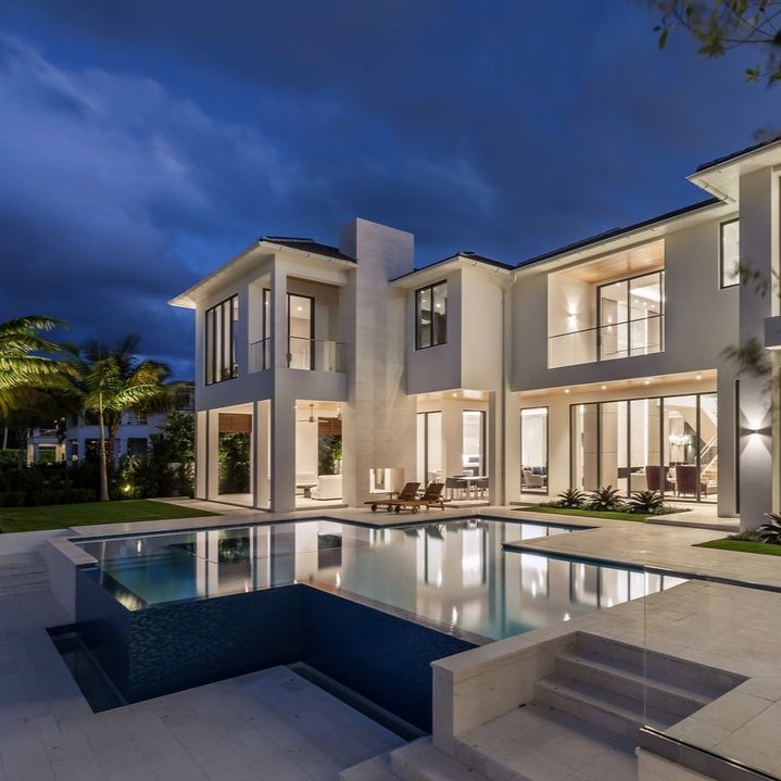 Luxury infinity pool with a custom design, based on straight lines, in a modern design house, by Mothe Design, at night