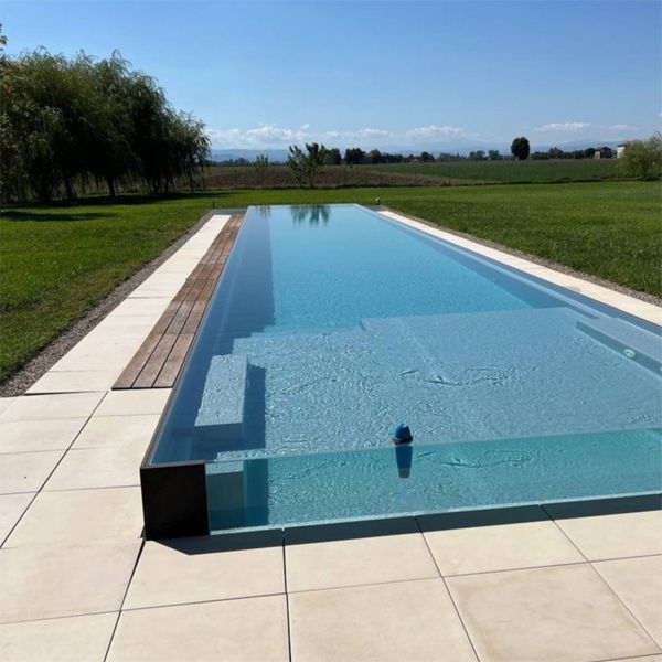 infinity lap pool with transparent walls, by Zavatti Piscine a Sfioro