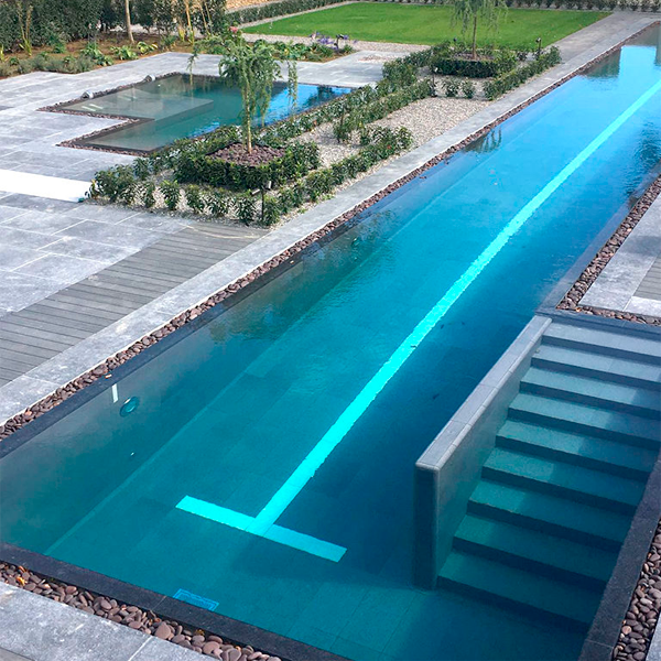 piscina con una calle para natación y zona spa anexa