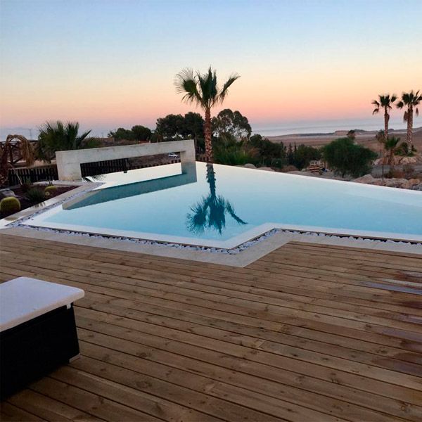 puesta de sol desde piscina infinity junto al mar