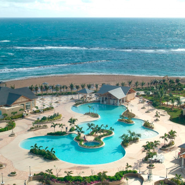 Piscina exterior de uso público en resort de playa