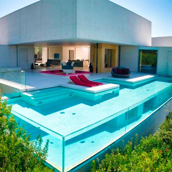 Modern transparent pool, straight lines design and a built-in spa area, by Kobo Architectural