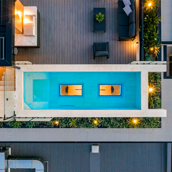 piscina elevada con ventanas transparentes en el suelo