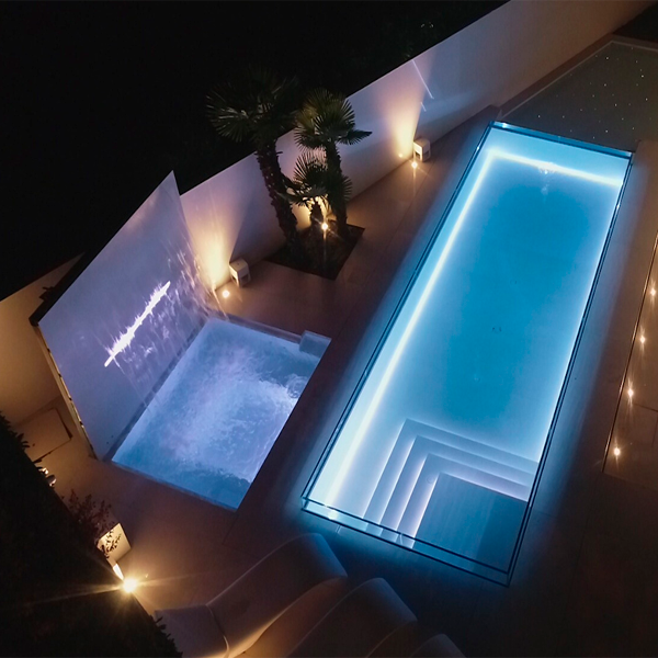 Piscina Transparente con superficie blanca