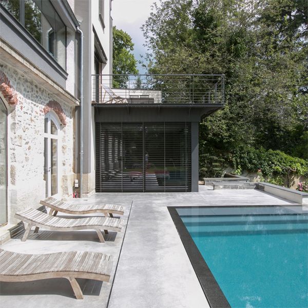 prefab overflow pool ina landscaping project by Peguet Paysages