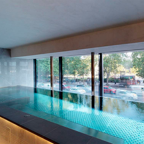 Piscina interior de hotel en acero inoxidable