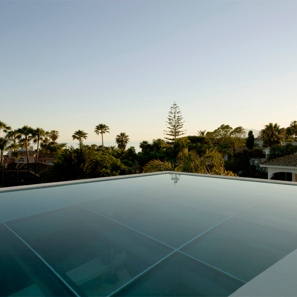 suelo transparente en piscina