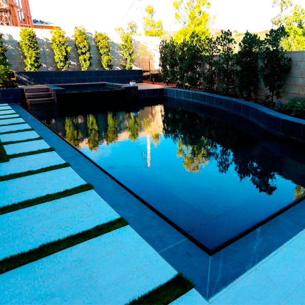 Conjunto piscina y spa negros