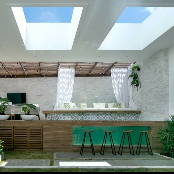 minipiscina elevada con ventana transparente en un patio
