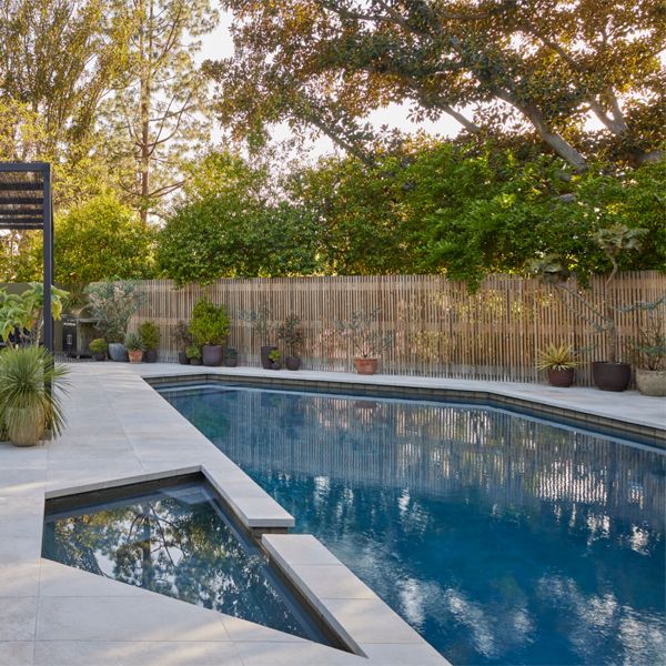 Geometric pool and spa, ina project by Terremoto Landscape