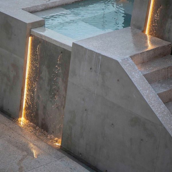 overflow space in a modern pool wher concrete is the main character, in a project by Michalopoulou Touloumis
