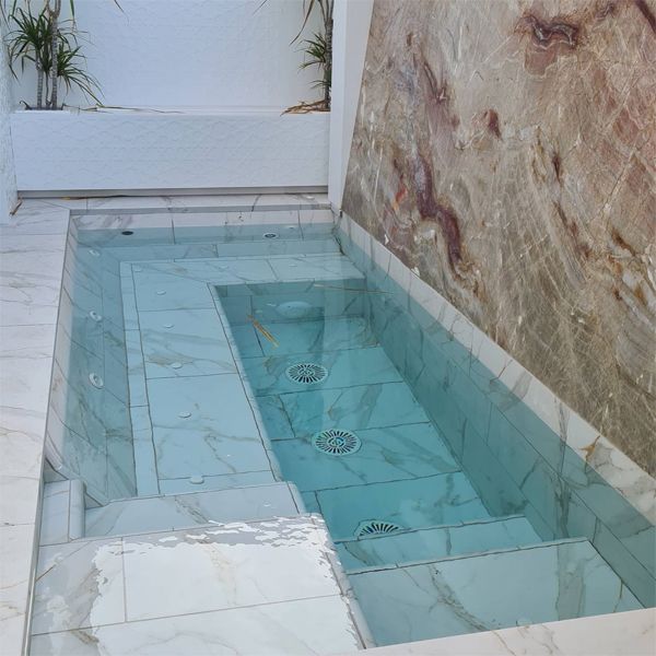 mini pool spa with marble cladding, by Proteo Piscinas