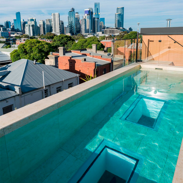 ventanas en el suelo de la piscina