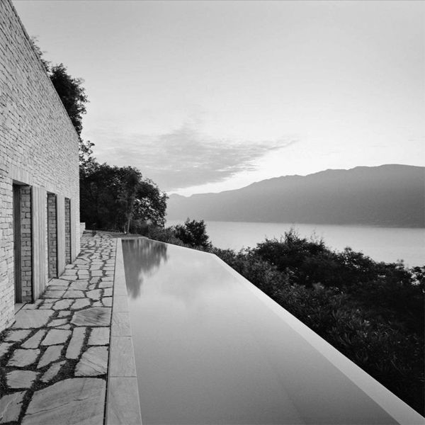 unique infinity pool in a project by Bernhard Architekten