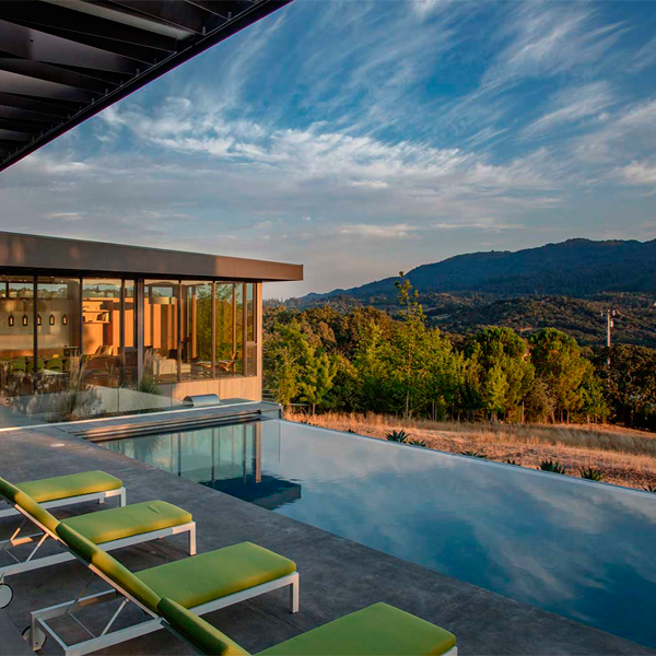 private lap pool by piscina privada desbordante por Schwartz and Architecture