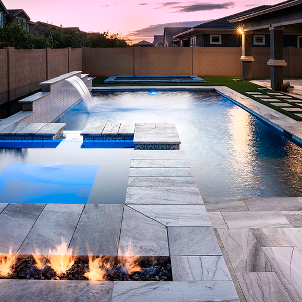 PISCINA PRIVADA CON CASCADA EN MURO Y ZONA DE FUEGO DECORATIVO