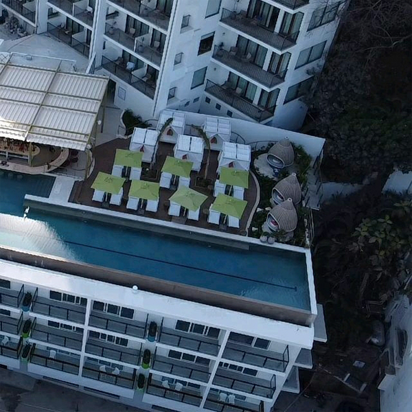 enorme piscina infinity rectangular en la azotea de un hotel