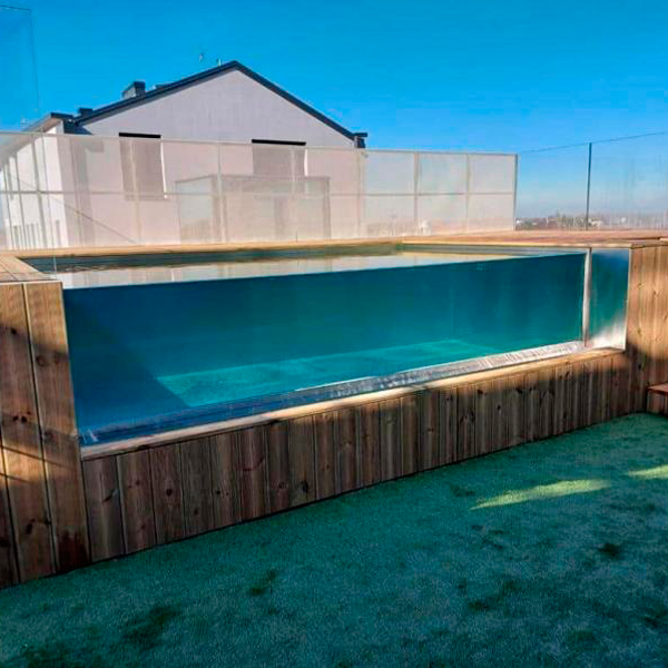 piscina de acero desbordante revestida de madera con gran ventana