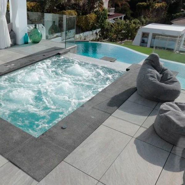 Overflow spa in a custom infinity pool, by Exterior Piscines