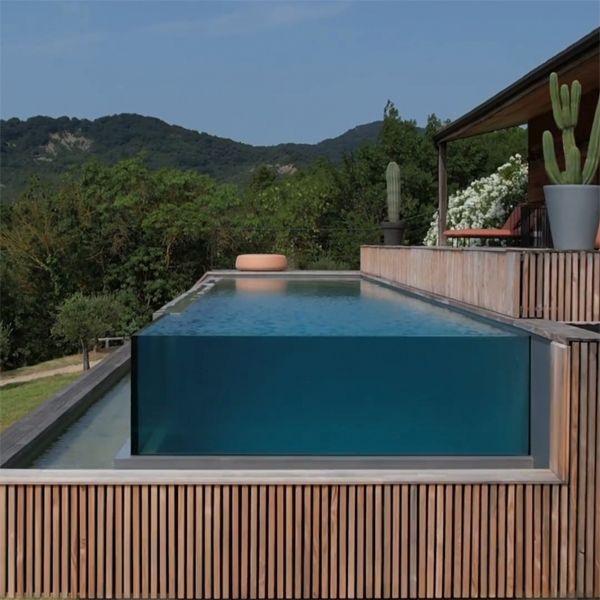 Infinity pool with transparent walls, in a project by Aloha Concepteur Exterieurs