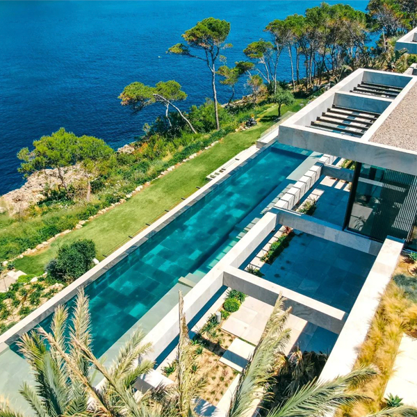 infinity lap pool in a project by Antonio Garcia-Ruiz