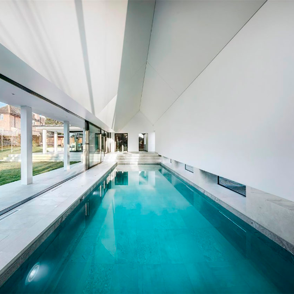 piscina interior con cristalera abierta al exterior
