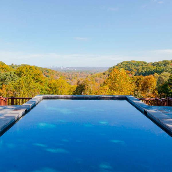 piscina elevada en medio del bosque