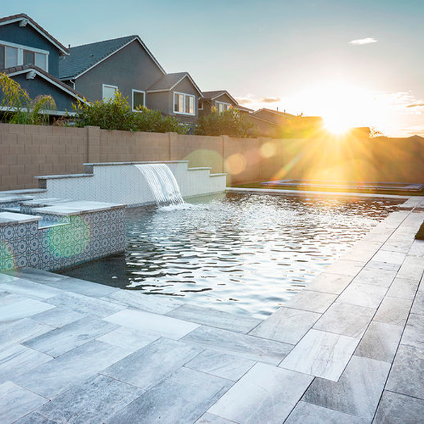 piscina privada con cascada