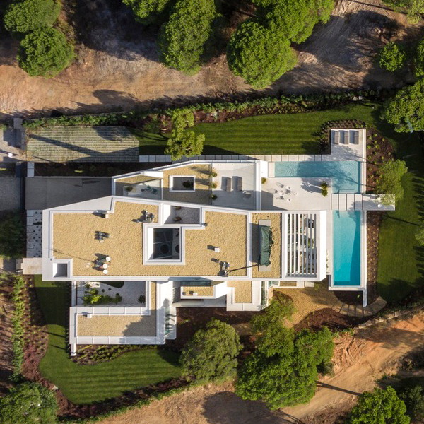 private overflow pool and house architecture and landscaping by Visioarq