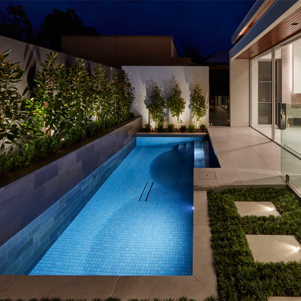 pequeña piscina para nadar iluminada por la noche