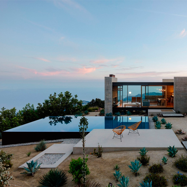 Beautiful outdoor space with infinity pool, by Sant Architects