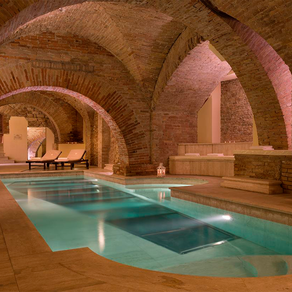 Piscina interior con suelo transparente