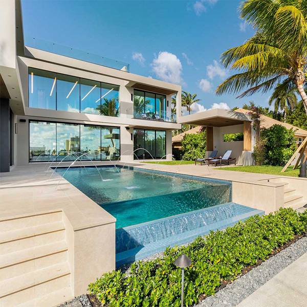 infinity pool with transparent wall by Somar Pools