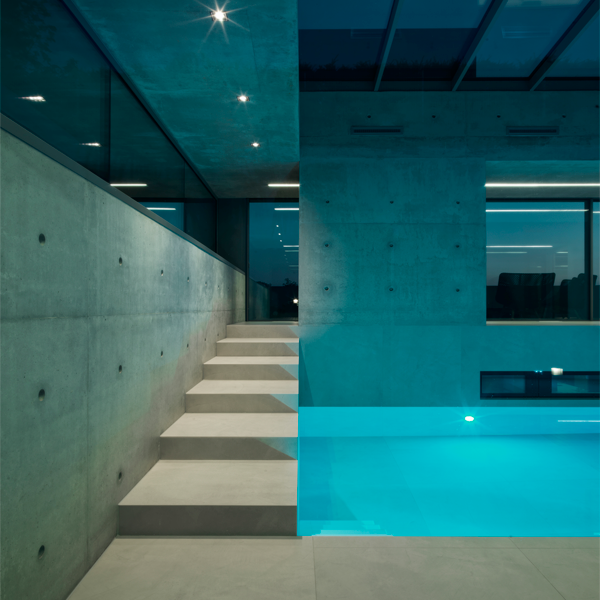 luxuty pool at night by Dreessen Willemse