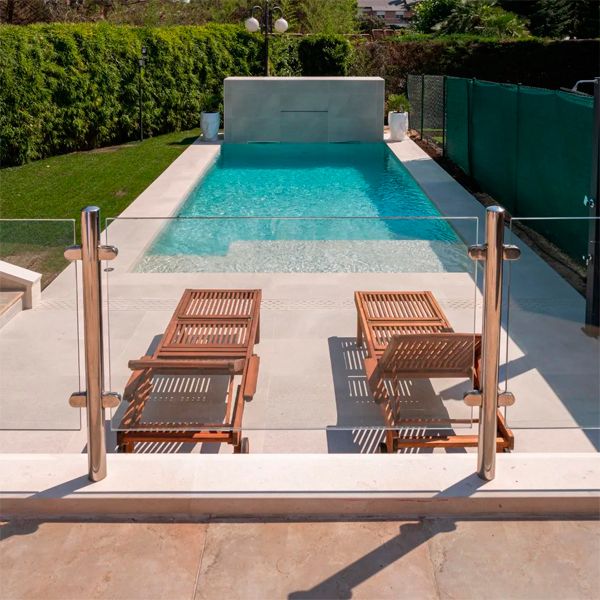 Private swimming pool with a wall waterfall and porcelain stoneware coating (inside and outside), in a minimalist project by Piscinas CI, from a terrace