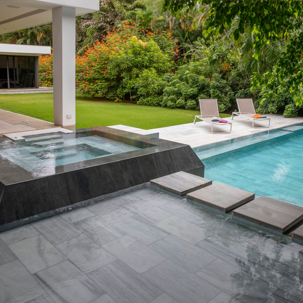 overflow pool and spa by Joan Roca Master Pool Designs