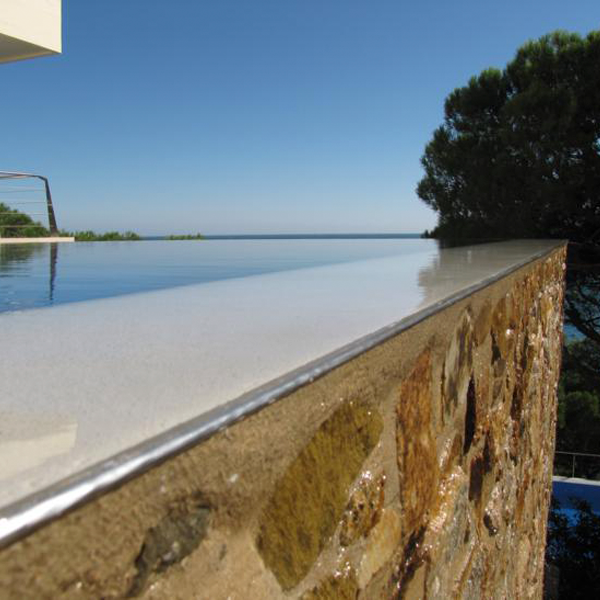 infinity mini pool by Piscines Sant Feliu