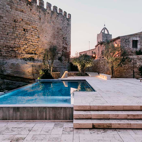 piscina desbordante de piedra