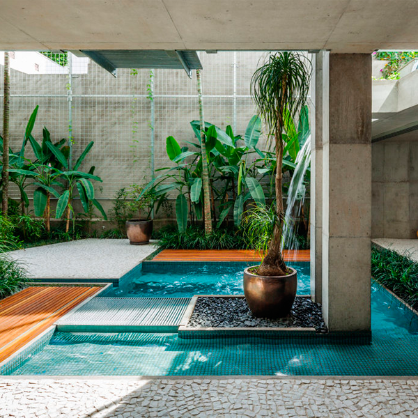 piscina y jardin inferior en vivienda de hormigón