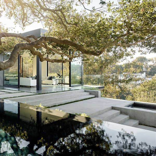infinity pool in the project Oak Pass House, by Walker Workshop