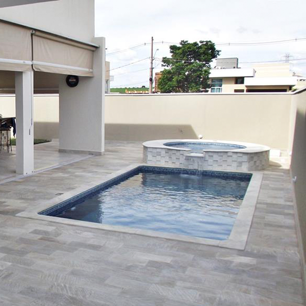 piscina en vivienda particular con spa desbordante