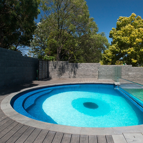 round pool with transparent window by Personal Pools