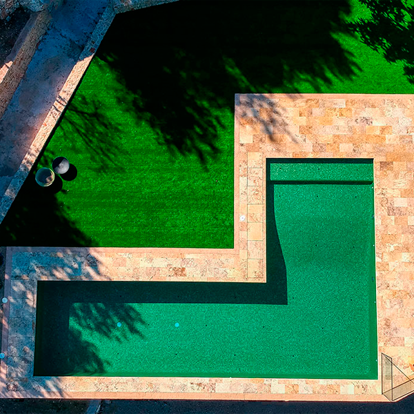 Piscina con forma de L y revestimiento gresite verde