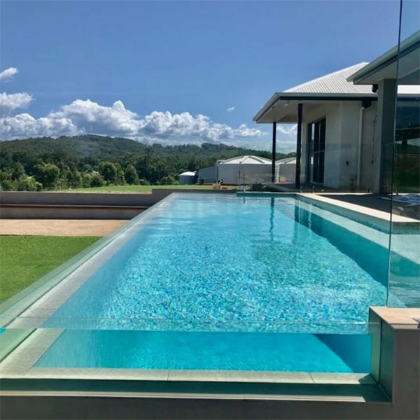 Piscina transparente junto a vivienda