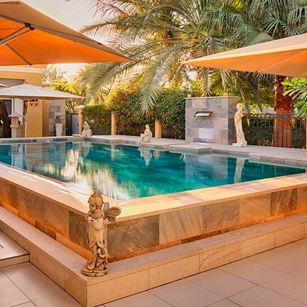 Piscina elevada en gres porcelánico con figuras decorativas