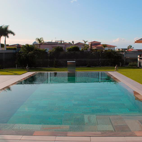 overflow mirror pool with coating in porcelain stoneware, by Tenerife Europool