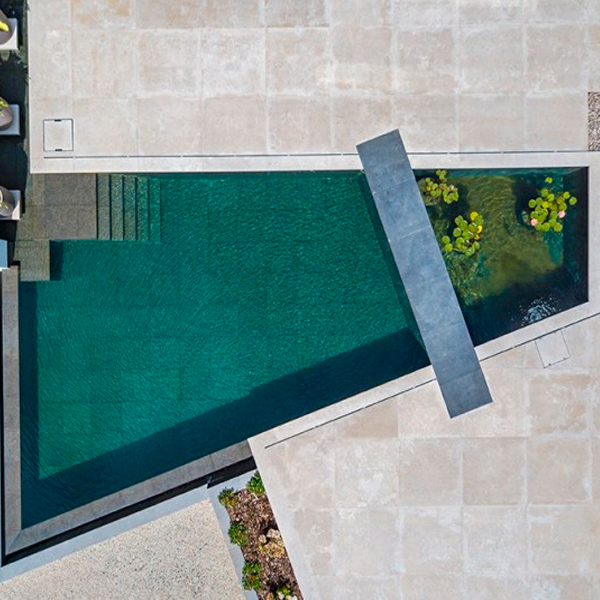 piscina natural de formas geométricas vista desde el aire